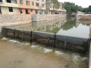 洪水防御壁 ラバーダム 膨脹可能な水で満たされたダム