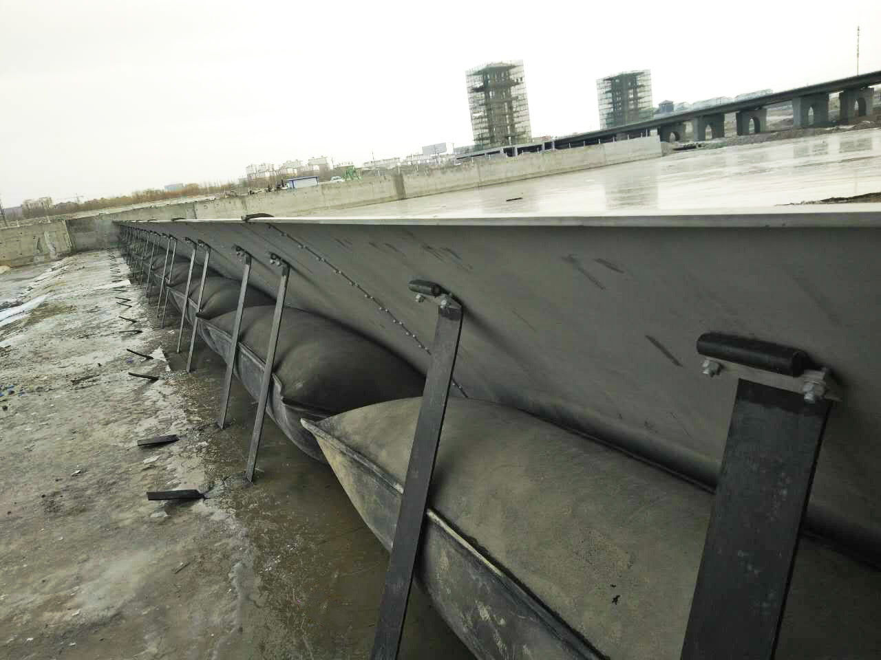 水力発電用浮き袋サポートゲート