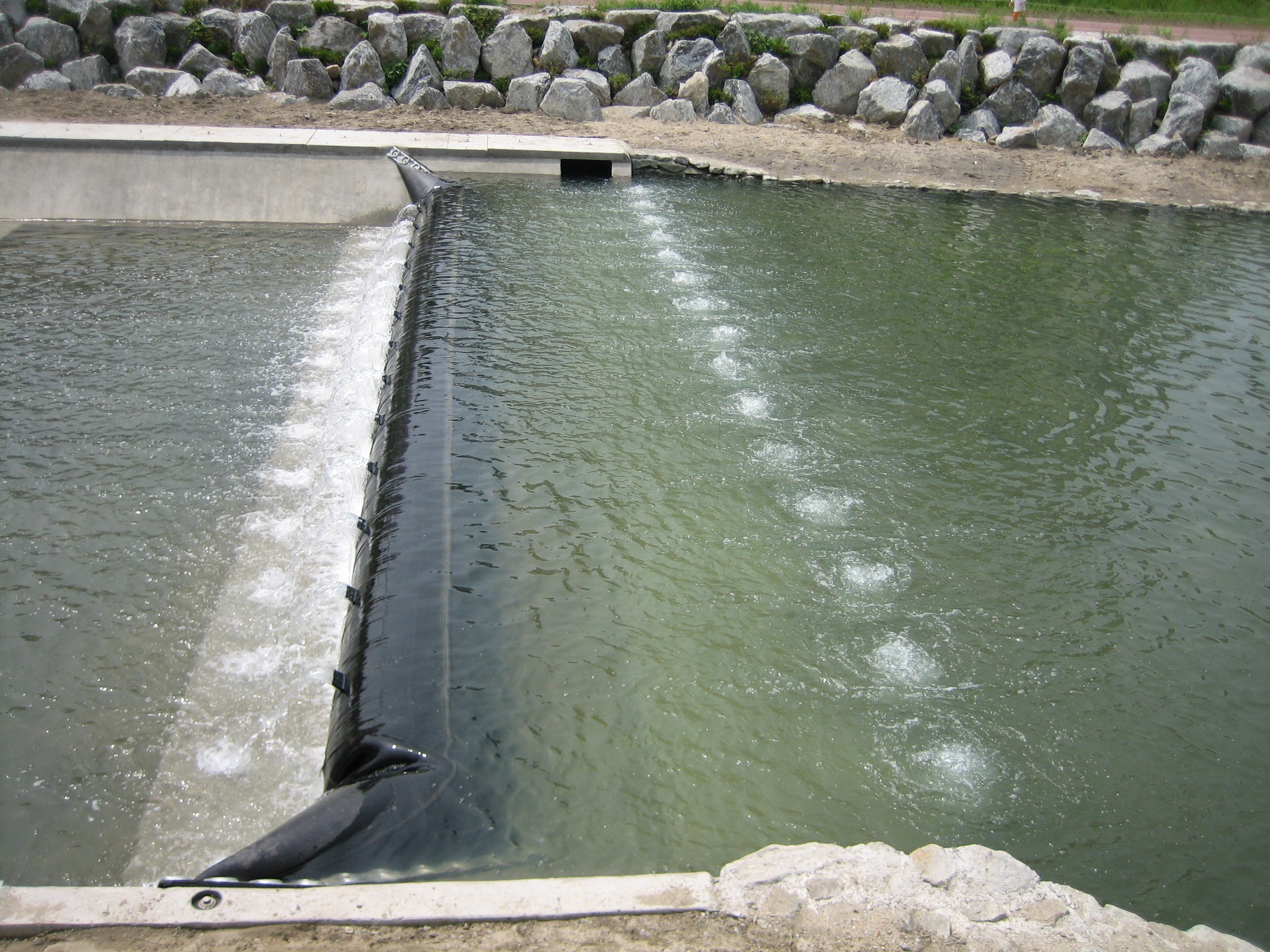 洪水防御の膨脹可能な防水ゴム製ダムの移動可能で適用範囲が広い水注入の洪水の障壁